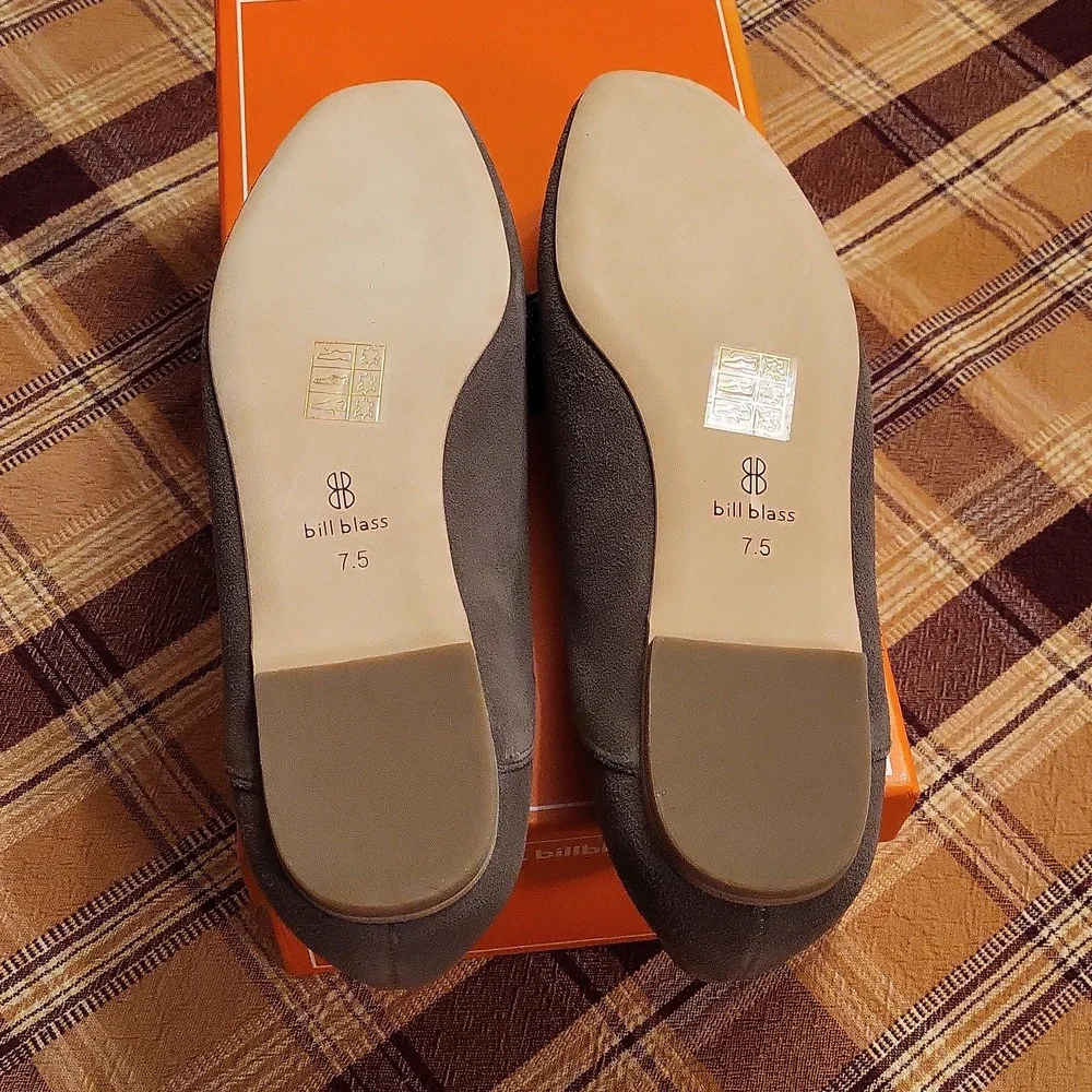 🆕️ Bill Blass Audrey Flats, suede, mushroom color